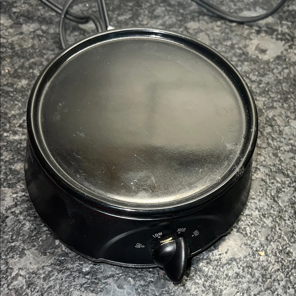 Ceramic Hamilton Beach Red Electric Fondue Set   Looks to be new without box.